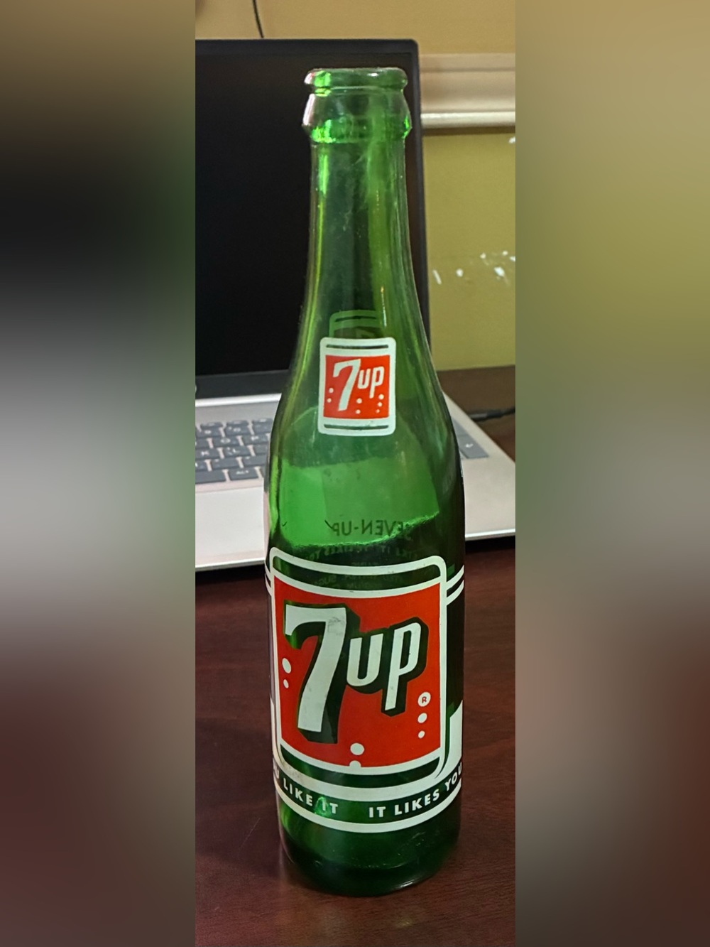 Vintage 7up Bottle 10oz - Classic Branding crisp clear colour.